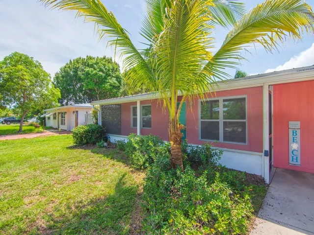 $2,300 | 1761 5th Court, Vero Beach, FL 32960