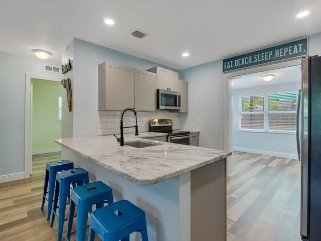 $2,300 | 1761 5th Court, Vero Beach, FL 32960