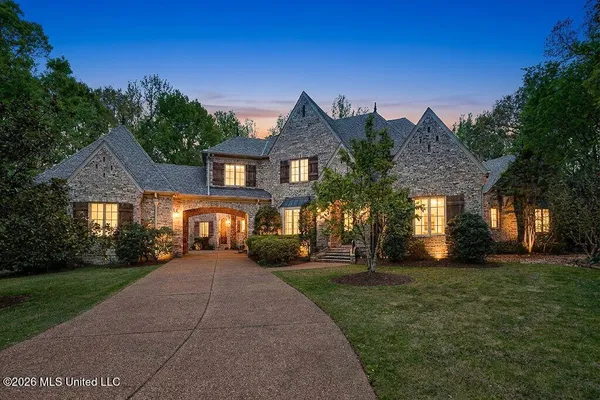 $1,100,000 | 13921 Valley Oaks Drive, Olive Branch, MS 38654