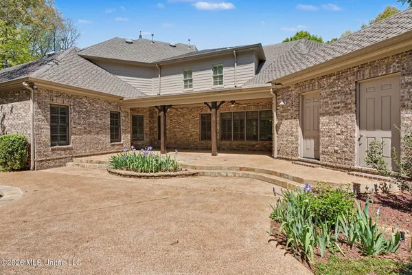 $1,100,000 | 13921 Valley Oaks Drive, Olive Branch, MS 38654