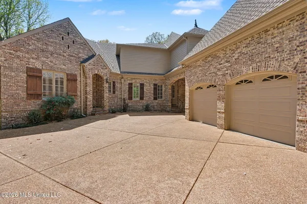 $1,100,000 | 13921 Valley Oaks Drive, Olive Branch, MS 38654