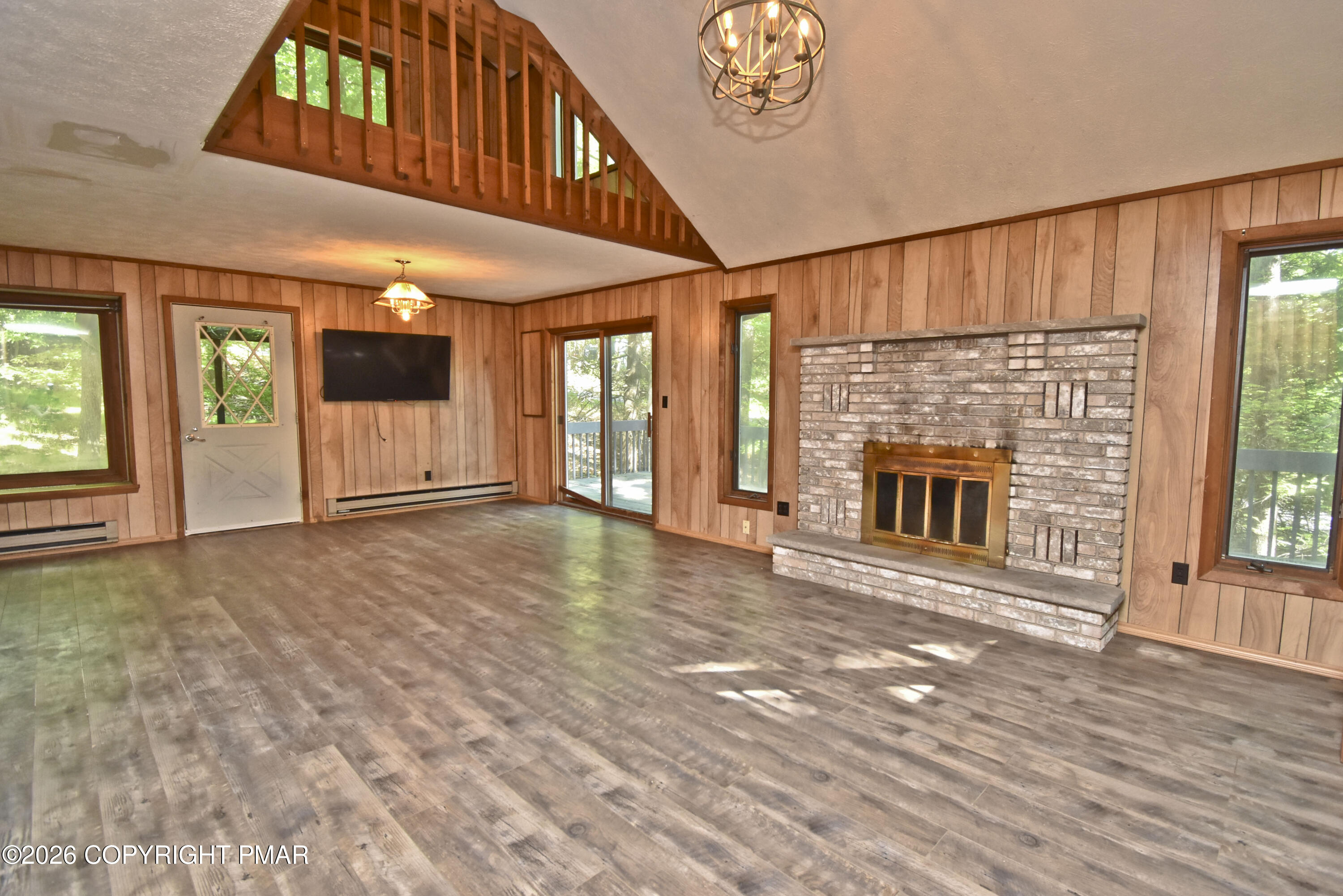 148 Manchester Drive Bushkill, PA 18324 - Photo 6 of 35 2 Living Room (5)