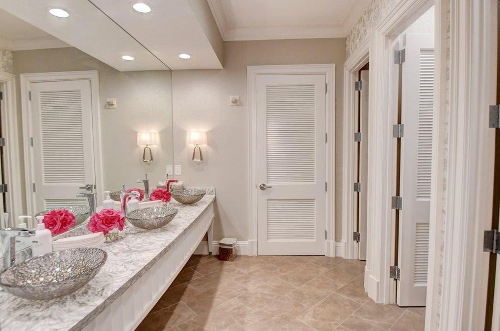 17682 Middlebrook Way Boca Raton, FL 33496 - Photo 27 of 36 Tennis Court Bathrooms