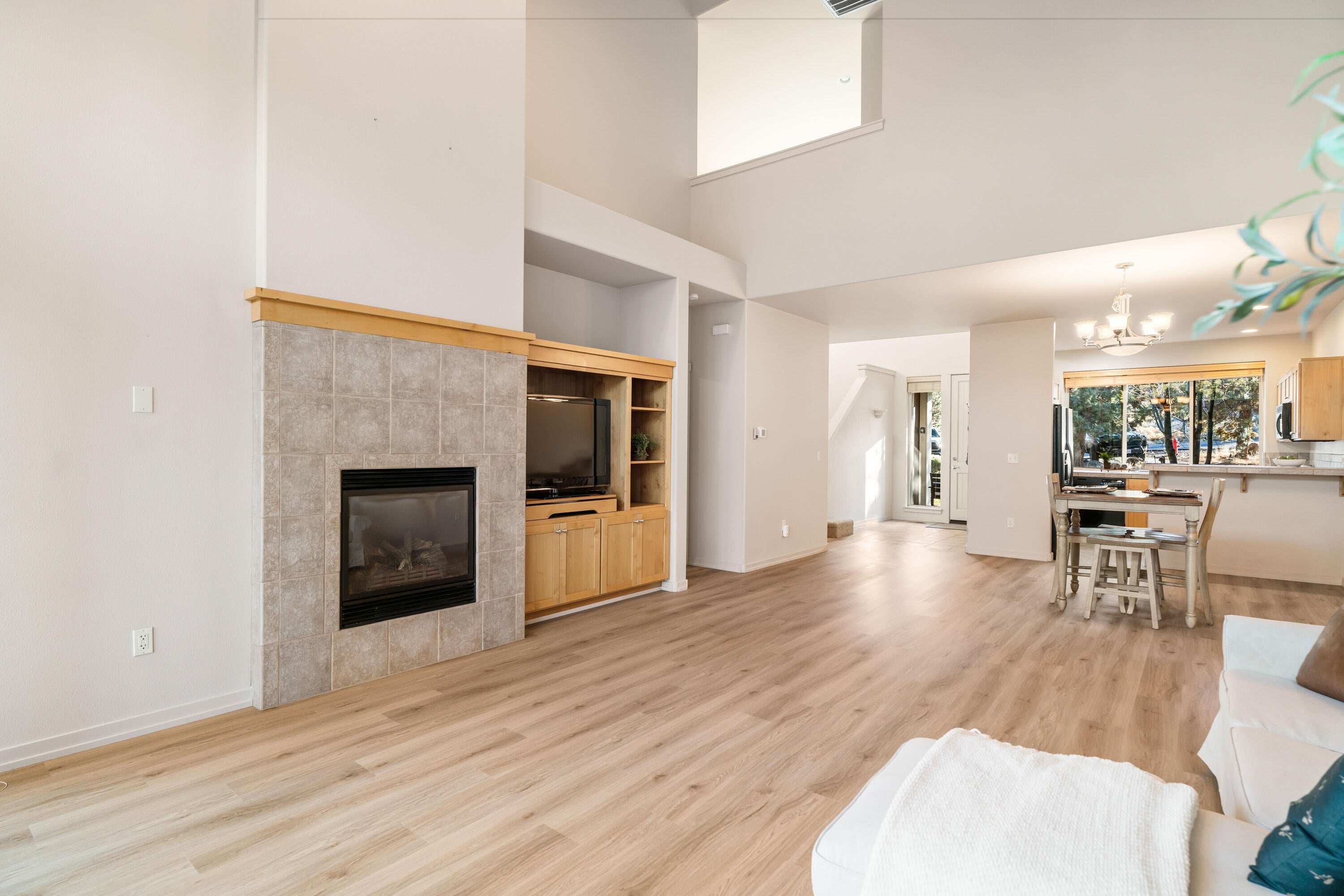 1238 Highland View Loop Redmond, OR 97756 - Photo 12 of 35 06-Living Area