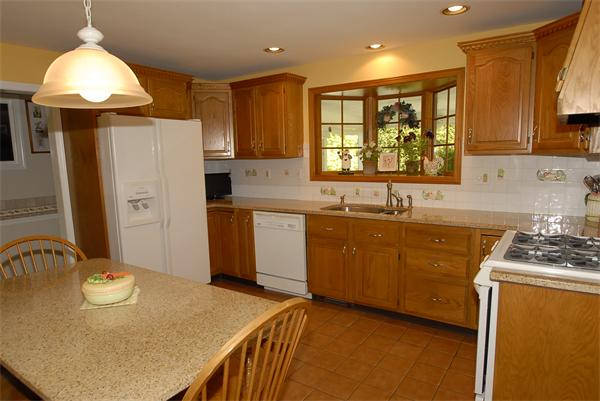 14 Crest Road Tewksbury, MA 01876 - Photo 3 of 23 Gallery Image 3