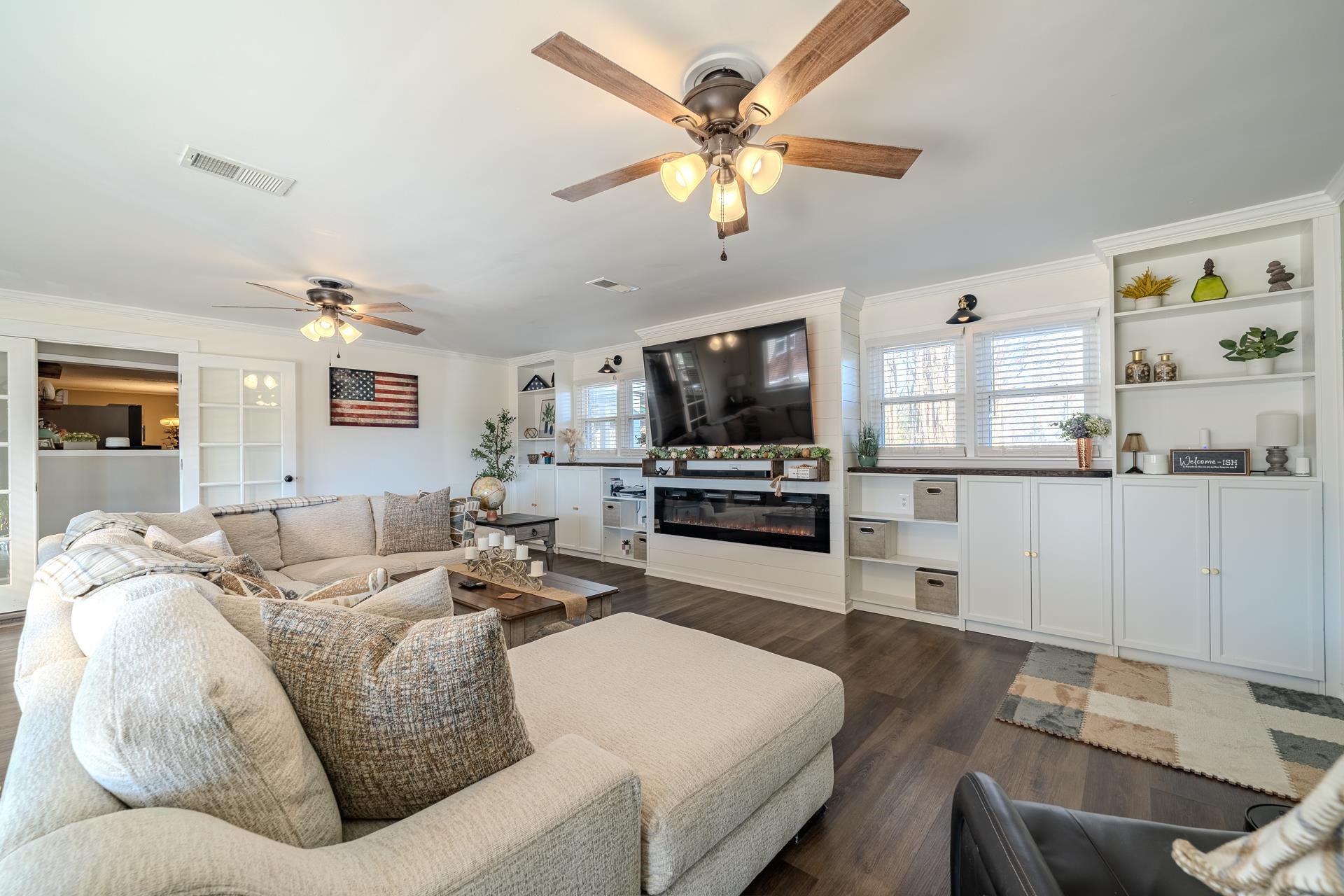 865 Pickett Road Stantonville, TN 38379 - Photo 20 of 40 a living room with furniture and a flat screen tv