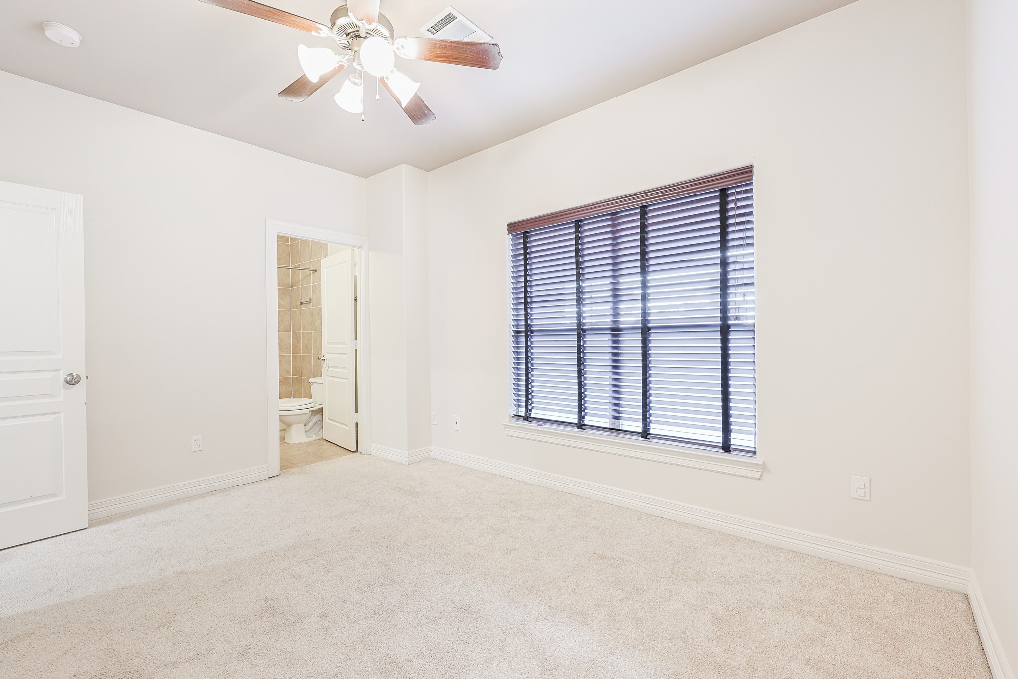 2540 Prospect Street, Unit C Houston, TX 77004 - Photo 25 of 31 an empty room with chandelier fan and windows