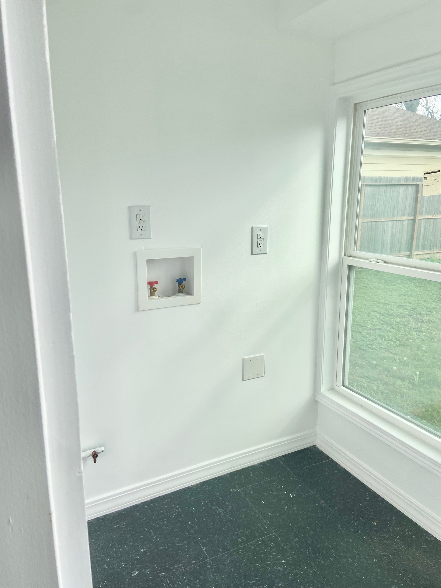 3310 Morrison Street Houston, TX 77009 - Photo 11 of 18 an empty room with a window