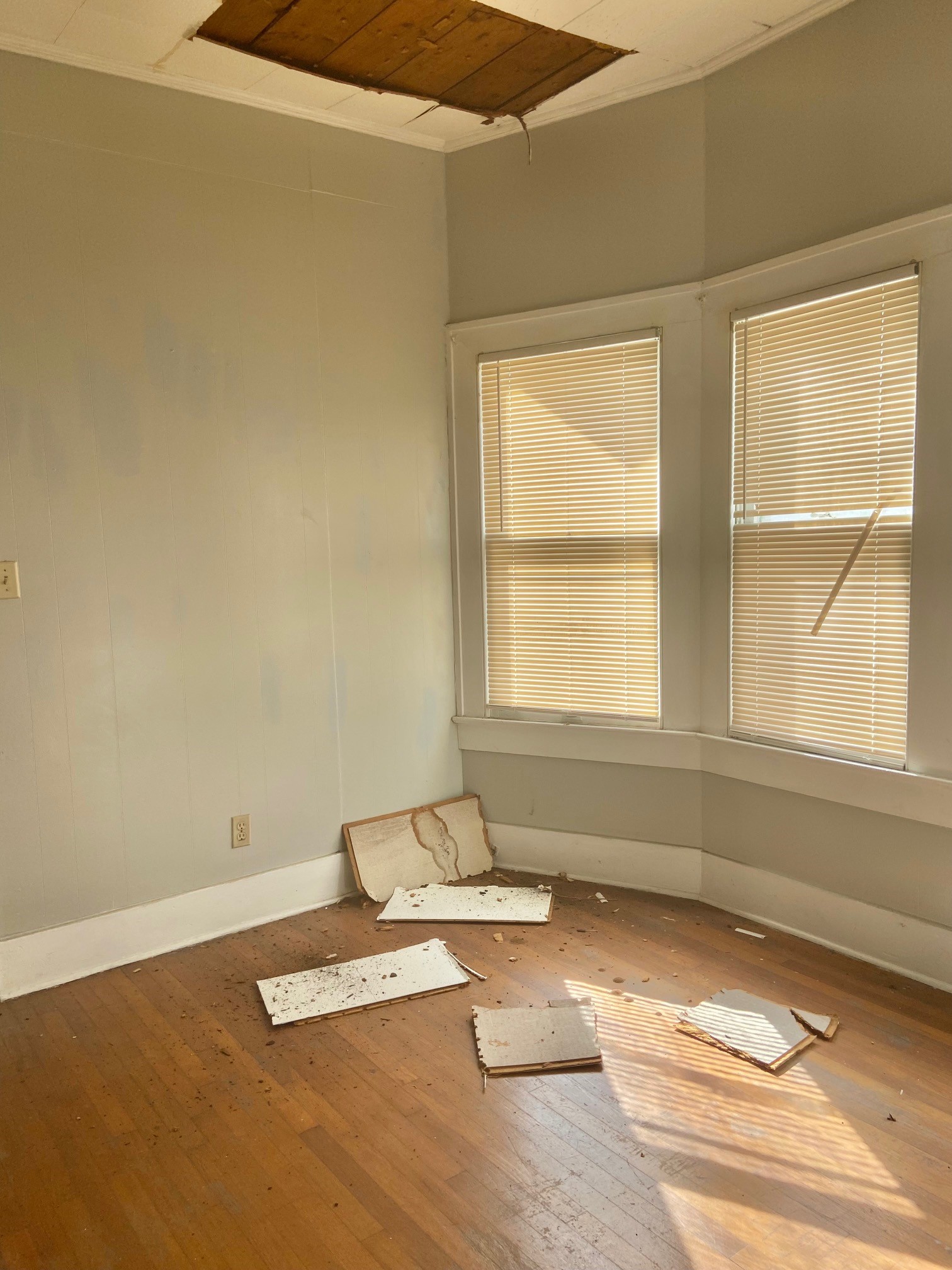 3310 Morrison Street Houston, TX 77009 - Photo 5 of 18 a bathroom with a bathtub and window