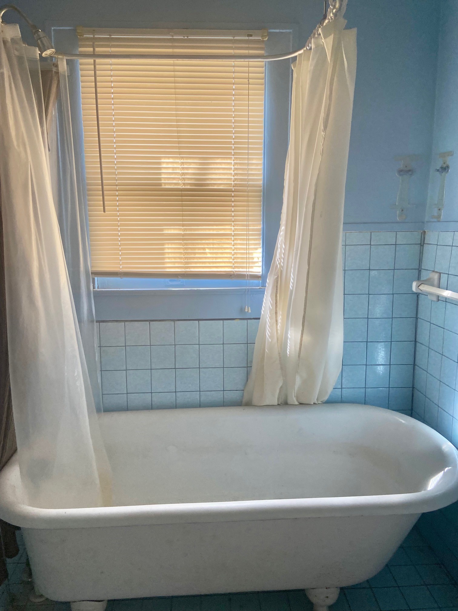 3310 Morrison Street Houston, TX 77009 - Photo 6 of 18 a bathroom with a bathtub