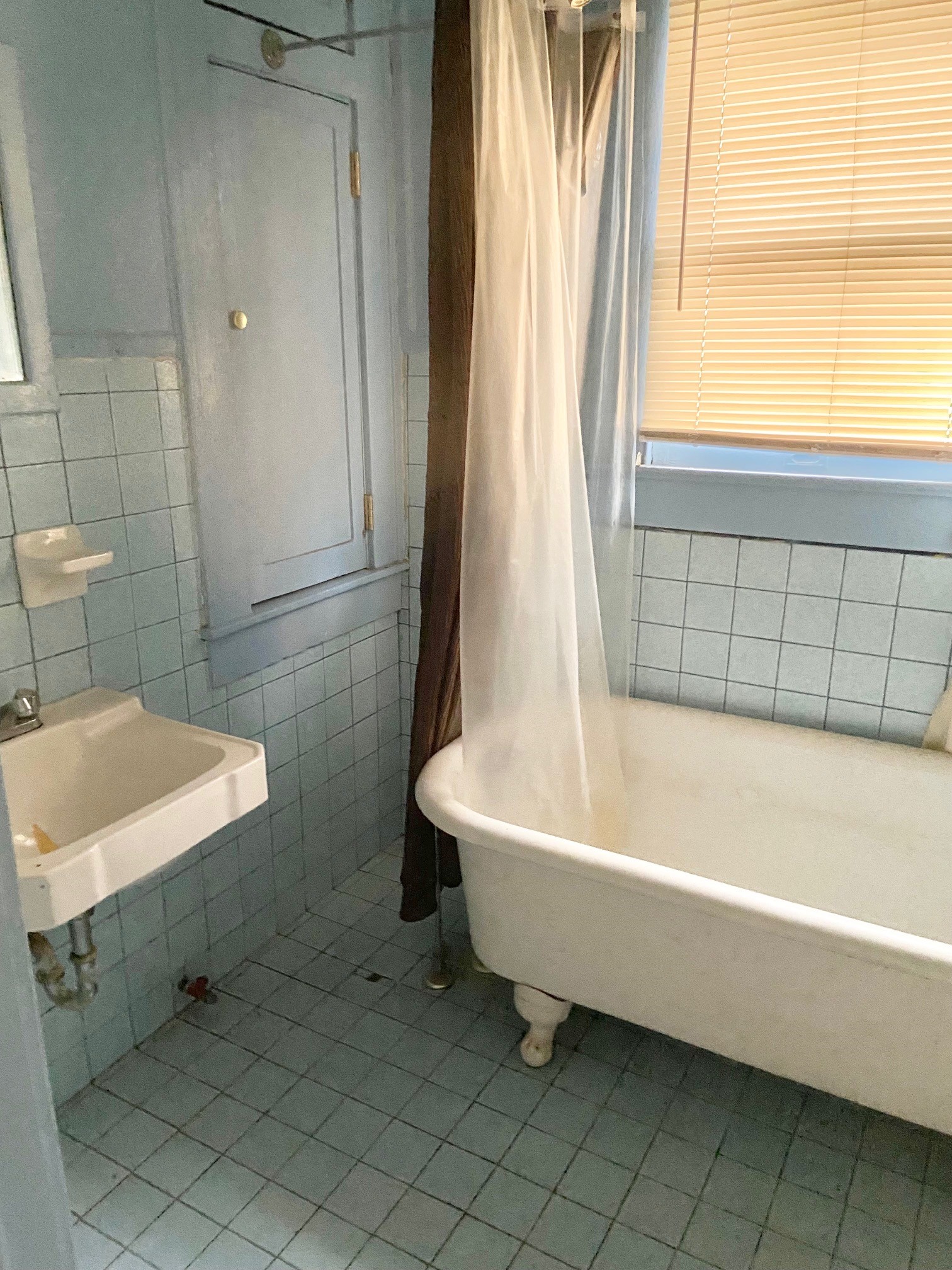 3310 Morrison Street Houston, TX 77009 - Photo 7 of 18 a bathroom with a sink and a bathtub