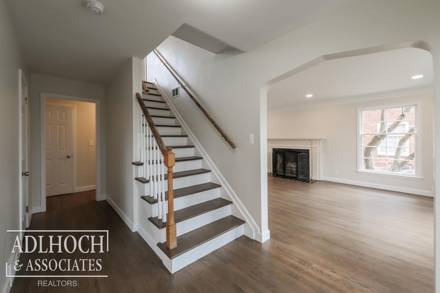 1040 Whittier Road Grosse Pointe, MI 48230 - Photo 2 of 17 50102979-1.JPG