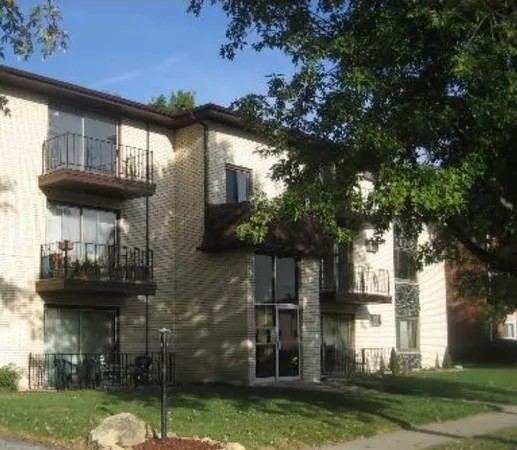 $1,700 | 10326 South Mayfield Avenue, Unit 2E, Oak Lawn, IL 60453