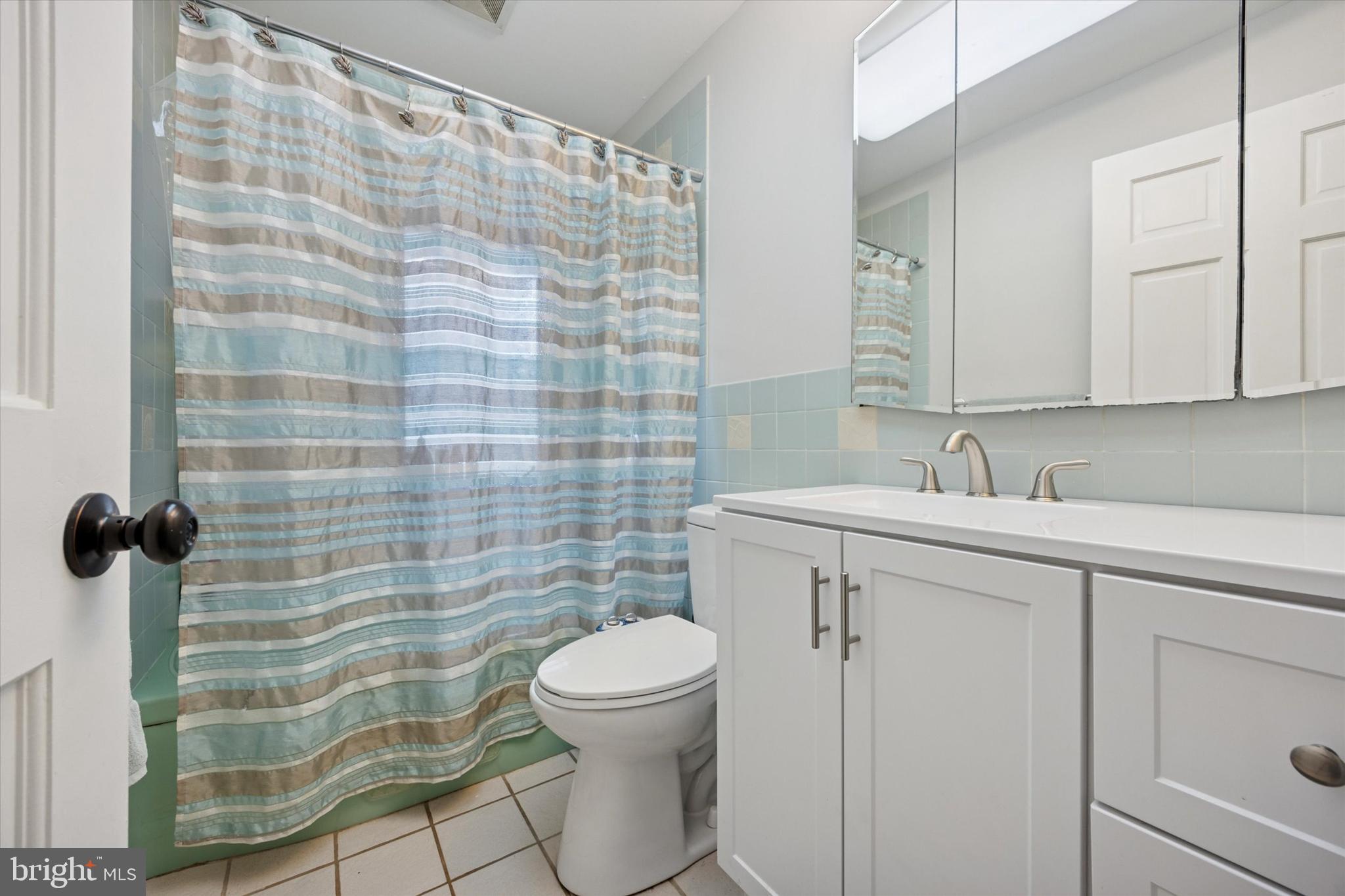 39 Smoketree Road Levittown, PA 19056 - Photo 11 of 24 Main level - full bathroom 1