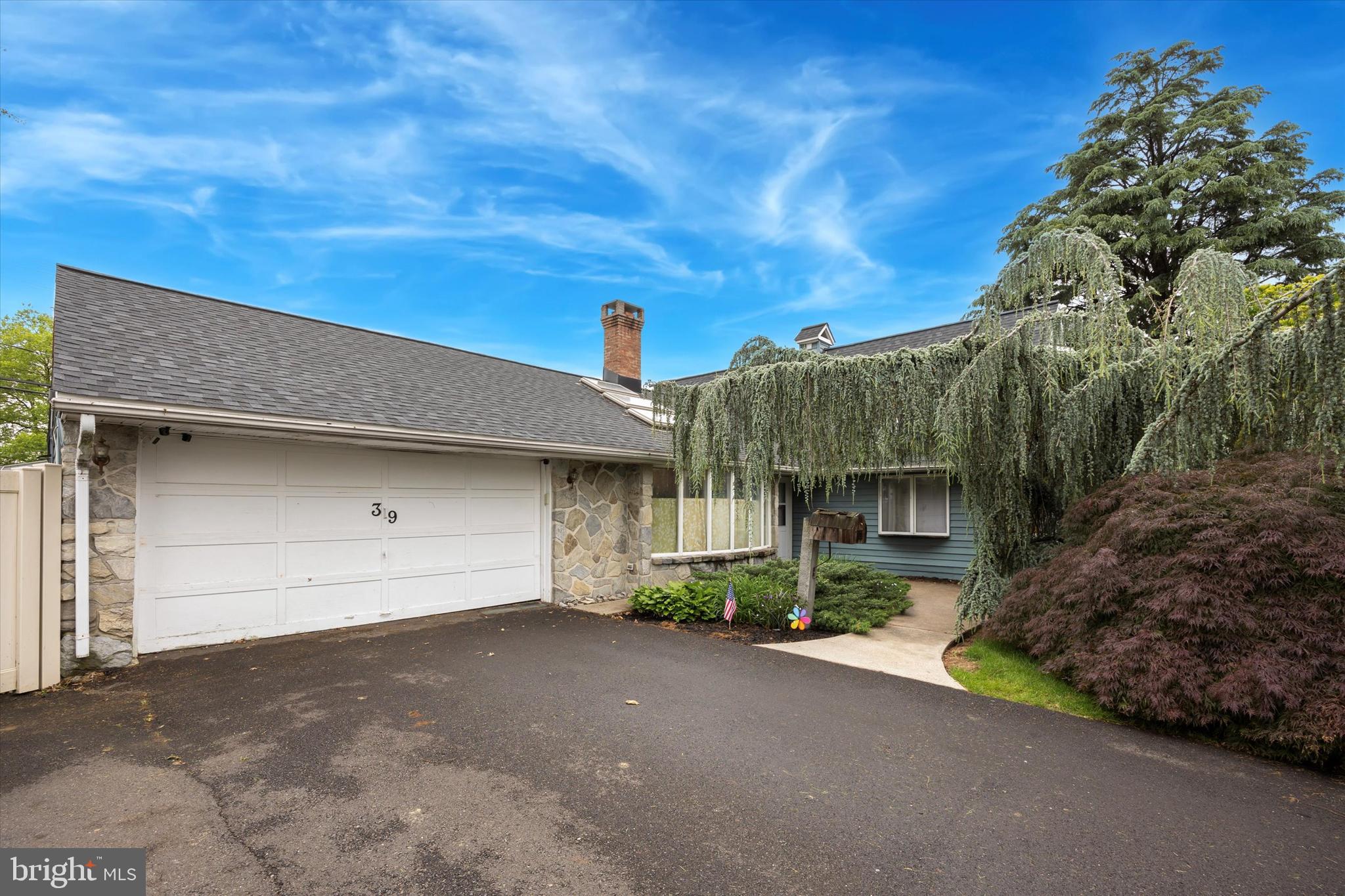 39 Smoketree Road Levittown, PA 19056 - Photo 2 of 24 Driveway - Garage