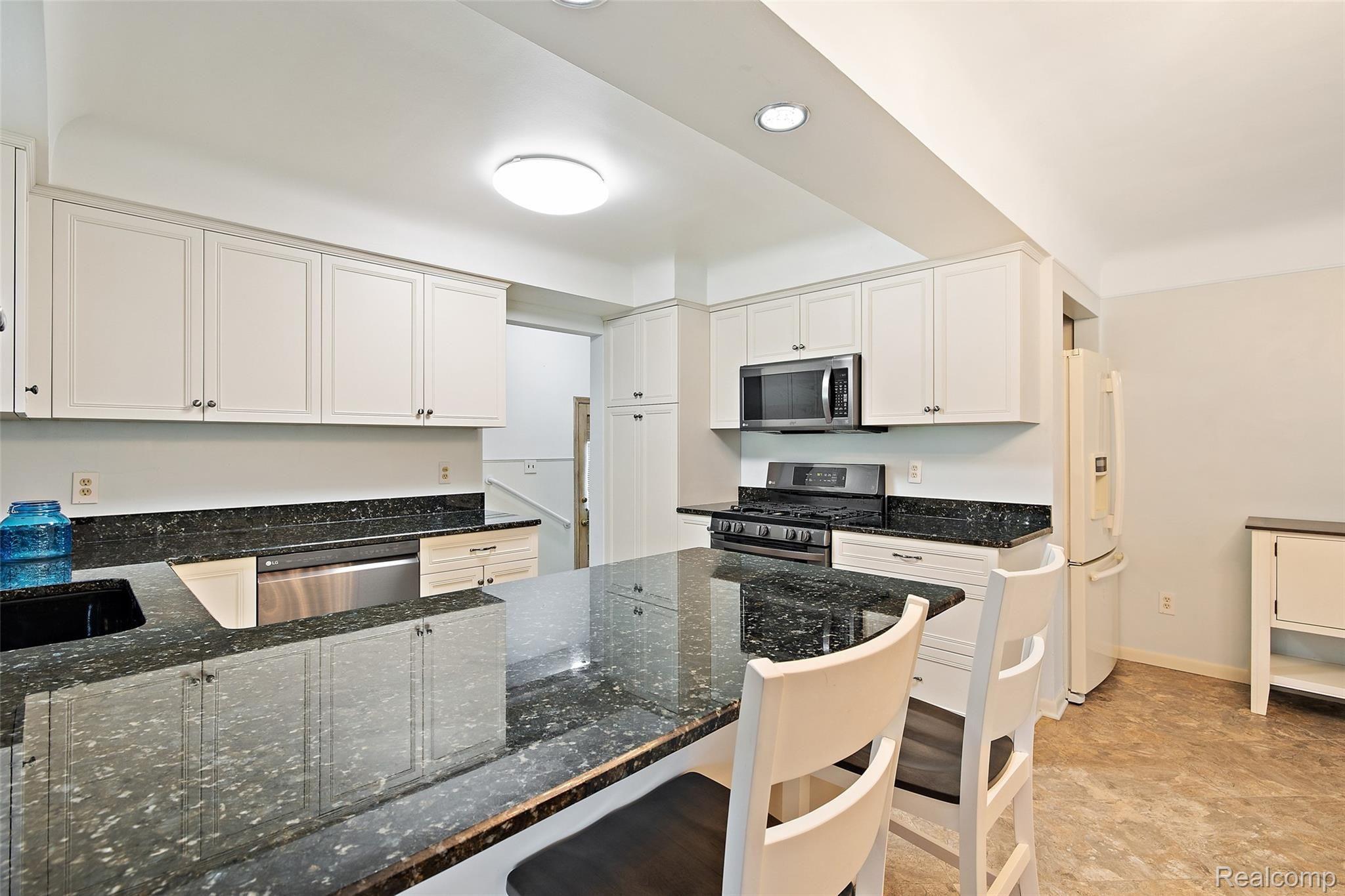 29357 Ridgefield Avenue Warren, MI 48088 - Photo 14 of 49 29537 Ridgefield-26.jpg