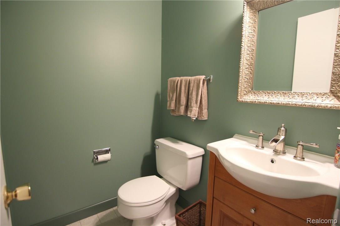 1111 Hemlock Drive Rochester, MI 48307 - Photo 18 of 28 JHelock Dr Half Bath.jpg