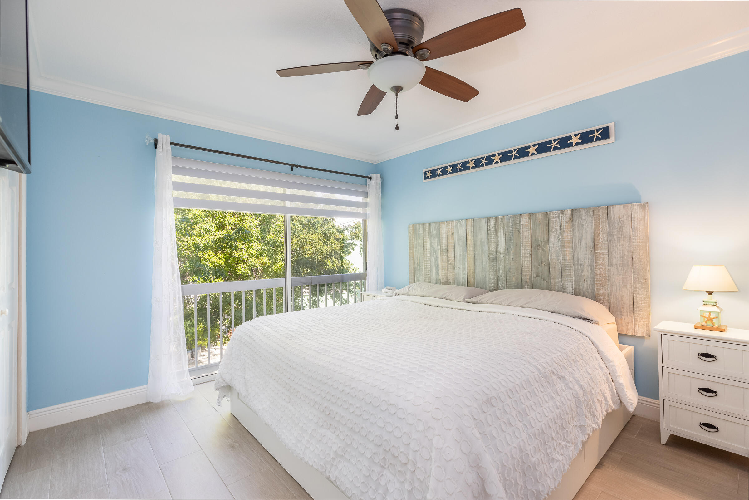 98222 Windward Avenue Key Largo, FL 33037 - Photo 17 of 41 a large bed sitting in a bedroom next to a window