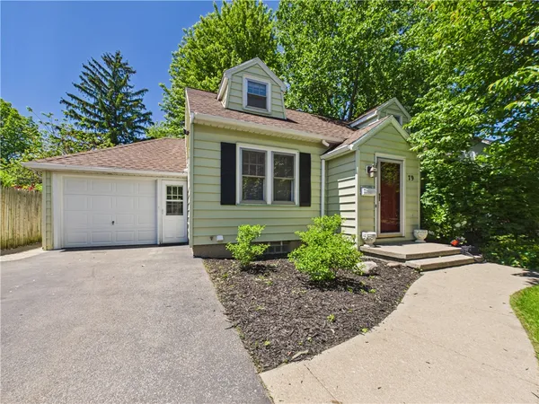 $189,900 | 79 Ridgewood Drive, Irondequoit, NY 14622