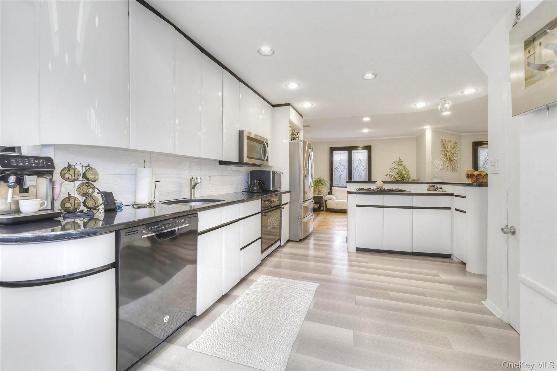 34 Reyam Road Lynbrook, NY 11563 - Photo 14 of 31 Gallery Image 14