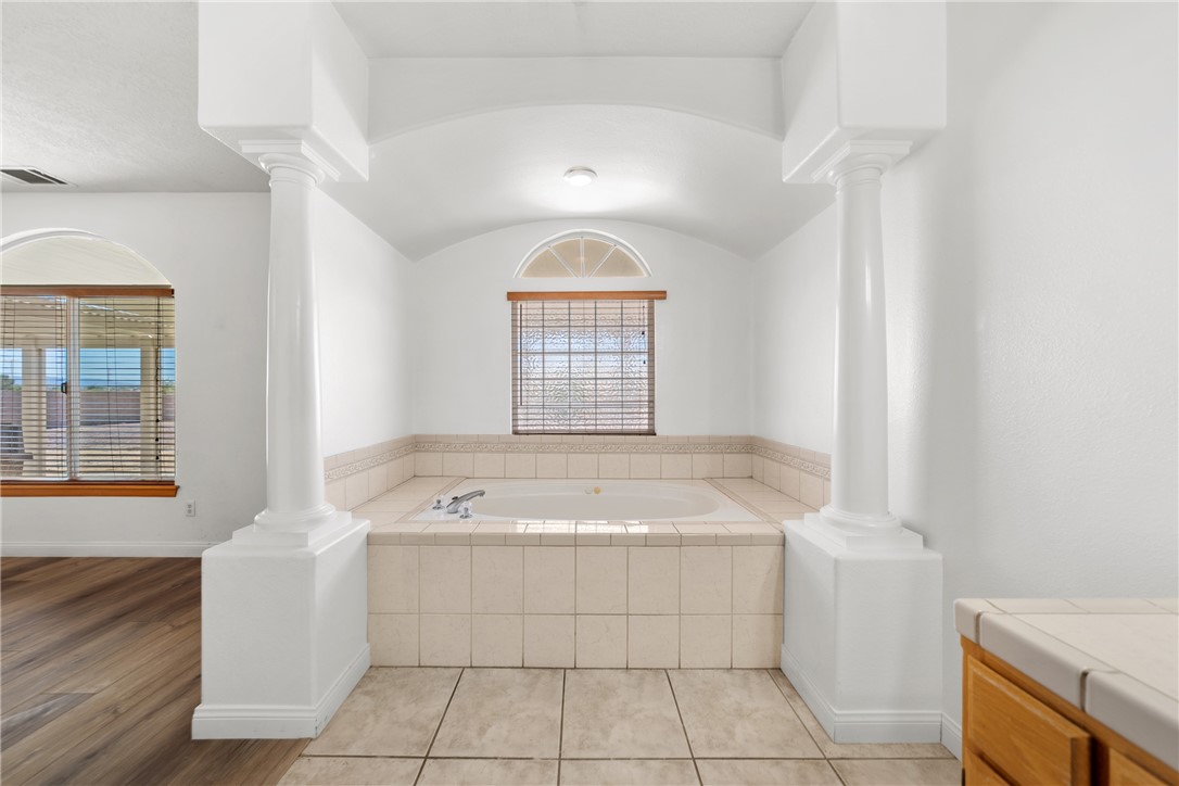 12922 Lompoc Road Apple Valley, CA 92308 - Photo 19 of 33 Primary soaking tub