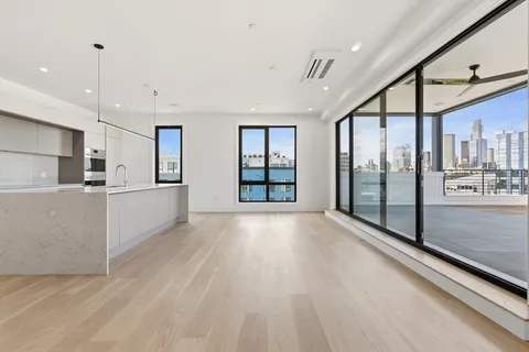 $3,000,000 | 118 B Street, Unit 501, Boston, MA 02127