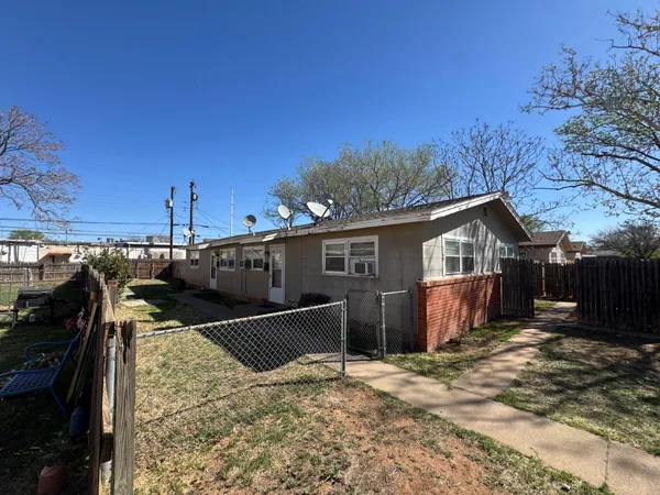 $750 | 2208 35th Street, Unit B, Lubbock, TX 79412