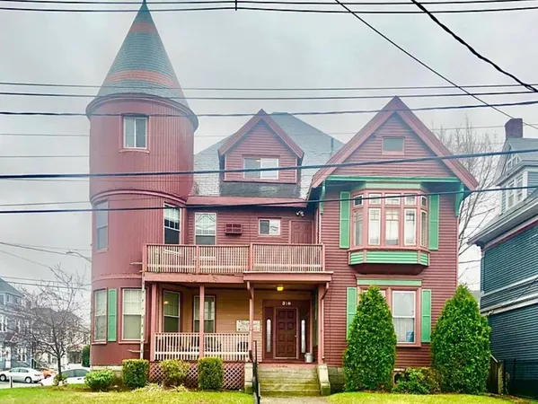 $1,800 | 318 Pawtucket Street, Unit 204, Lowell, MA 01854