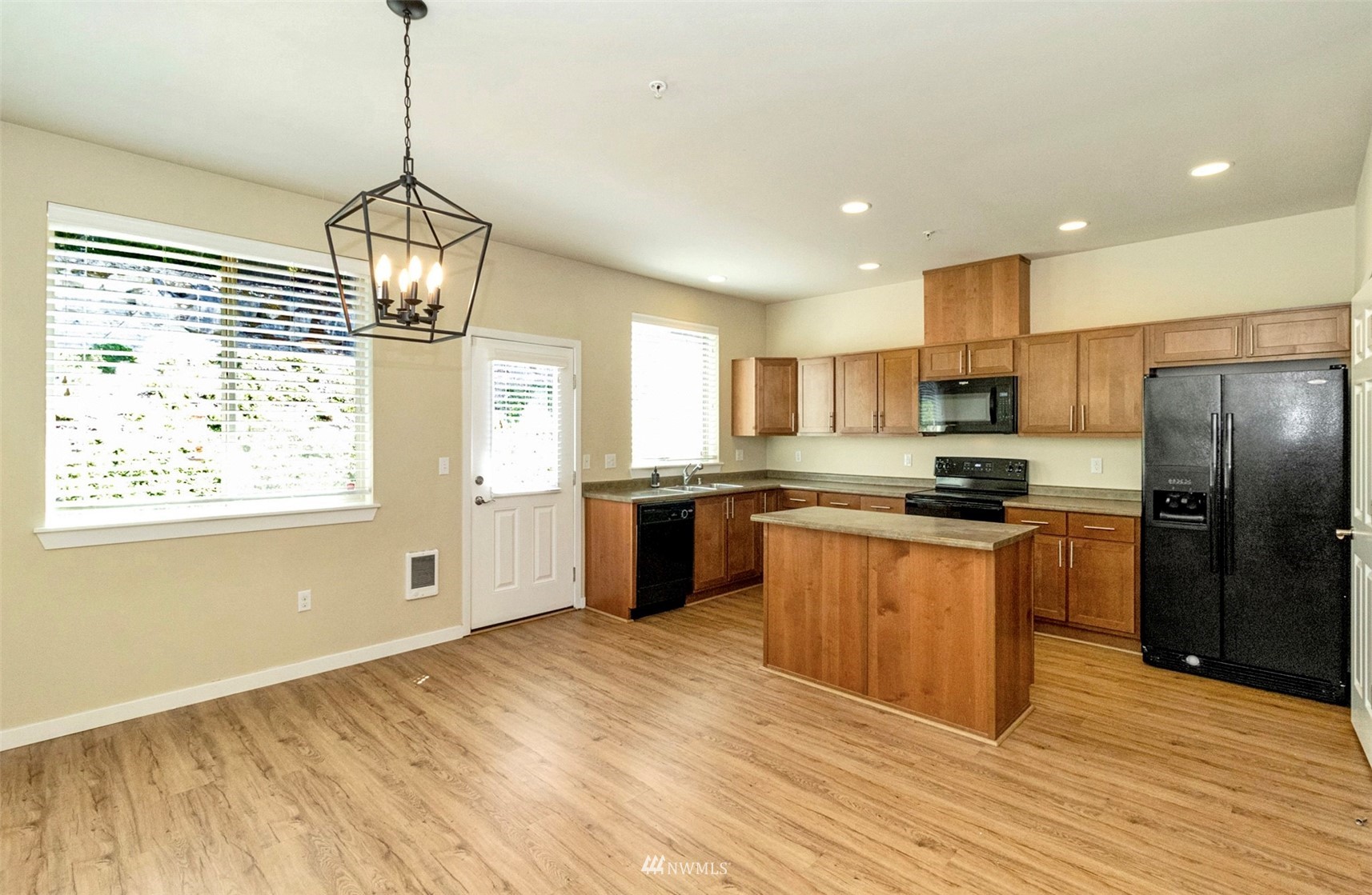 1900 Weaver Road, Unit L101 Snohomish, WA 98290 - Photo 9 of 35 Gallery Image 9