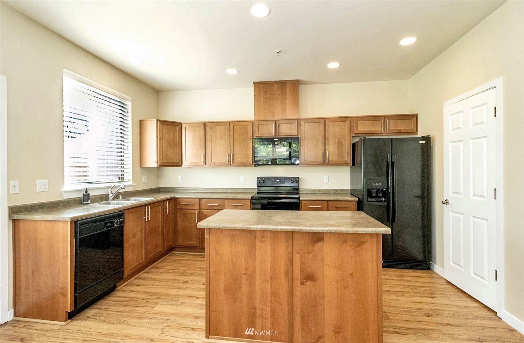 1900 Weaver Road, Unit L101 Snohomish, WA 98290 - Photo 10 of 35 Gallery Image 10