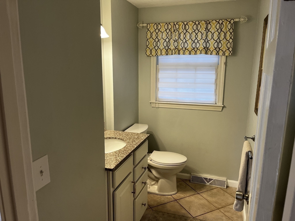 24 Pontiac Road Walpole, MA 02081 - Photo 16 of 25