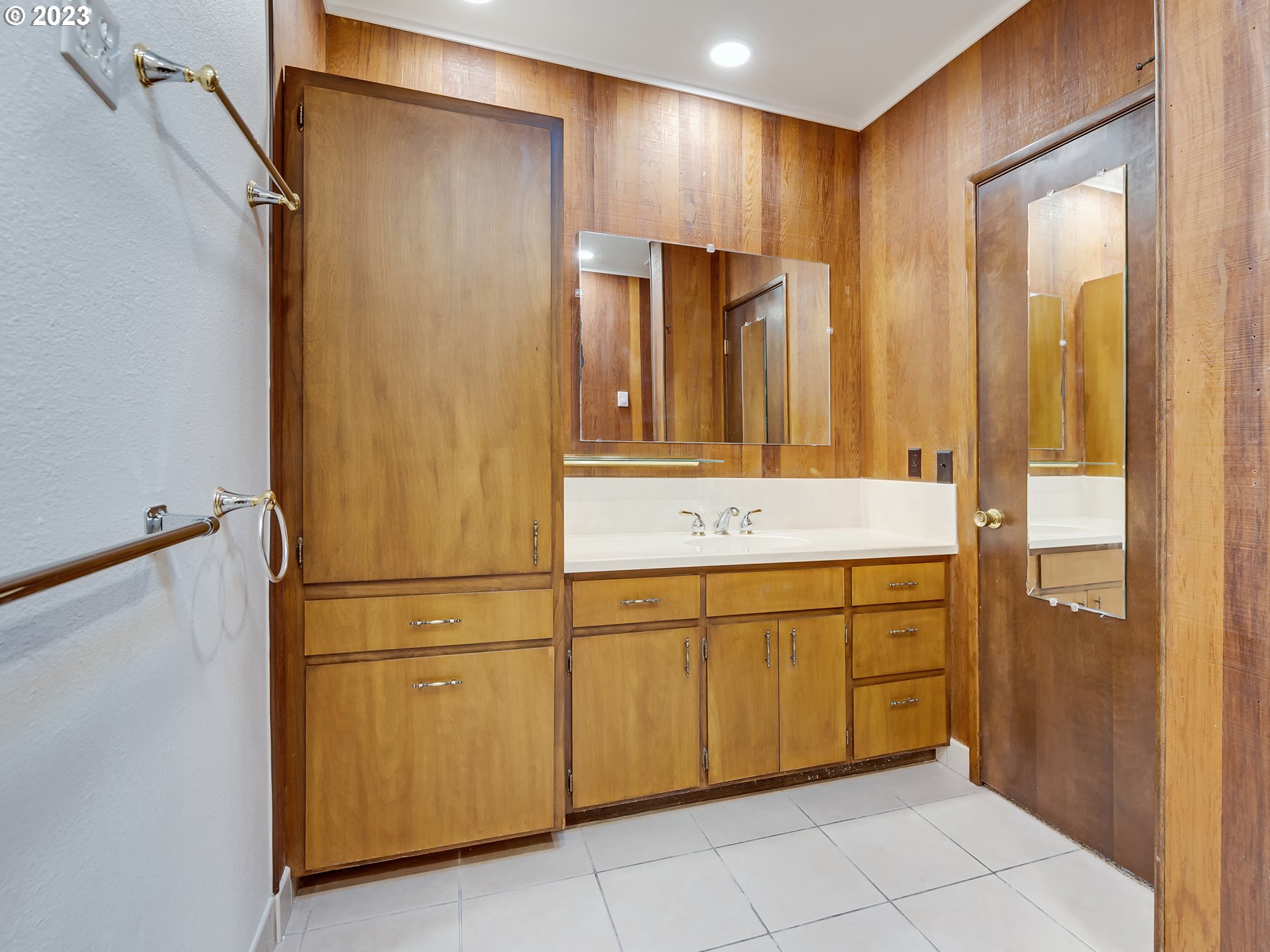 176 West C Street Springfield, OR 97477 - Photo 23 of 42 a bathroom with a sink and a mirror