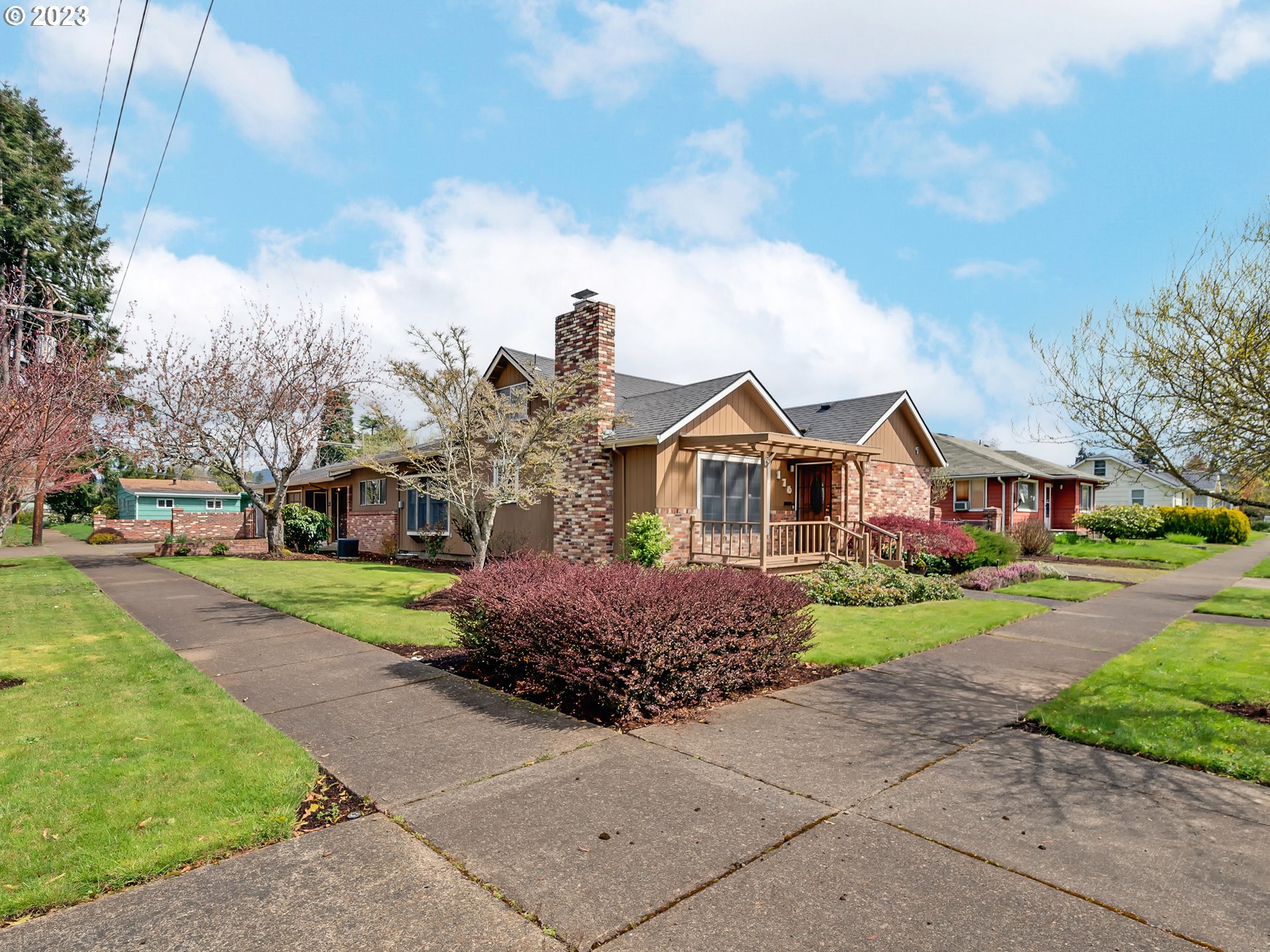 176 West C Street Springfield, OR 97477 - Photo 4 of 42 a front view of a house with a yard