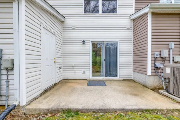 a view of house with a yard