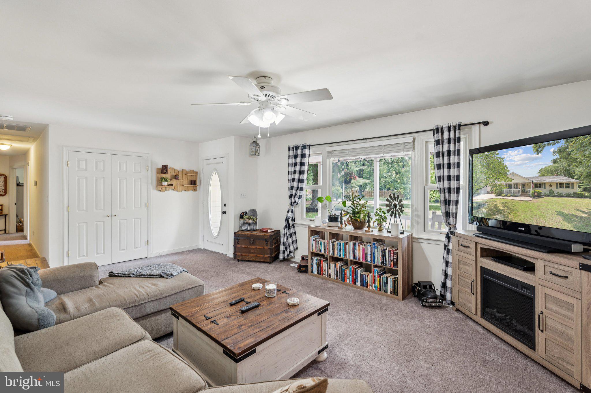 1039 Mountain View Road Fredericksburg, VA 22406 - Photo 8 of 49 Spacious light-filled living room!