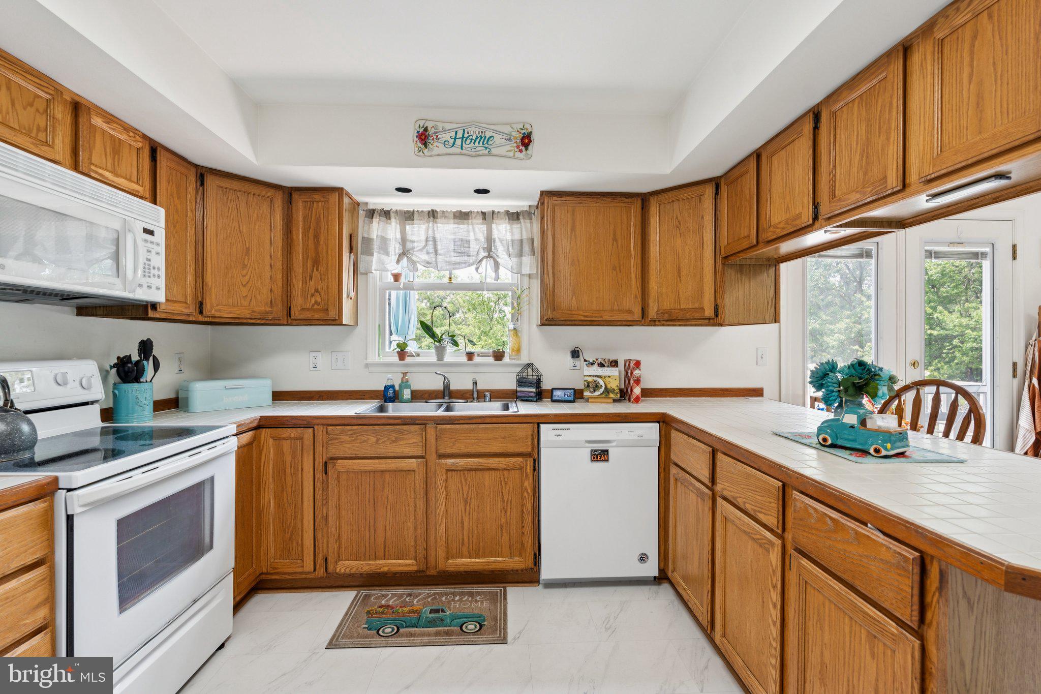 1039 Mountain View Road Fredericksburg, VA 22406 - Photo 10 of 49 Bright & cheery kitchen w luxury vinyl tile floors