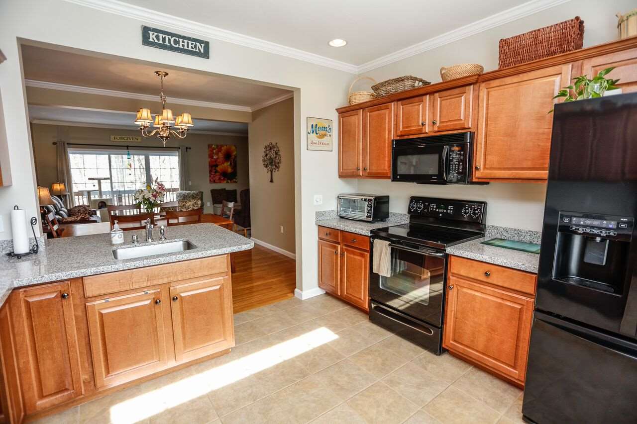 83 Hackett Hill Road Manchester, NH 03102 - Photo 3 of 33