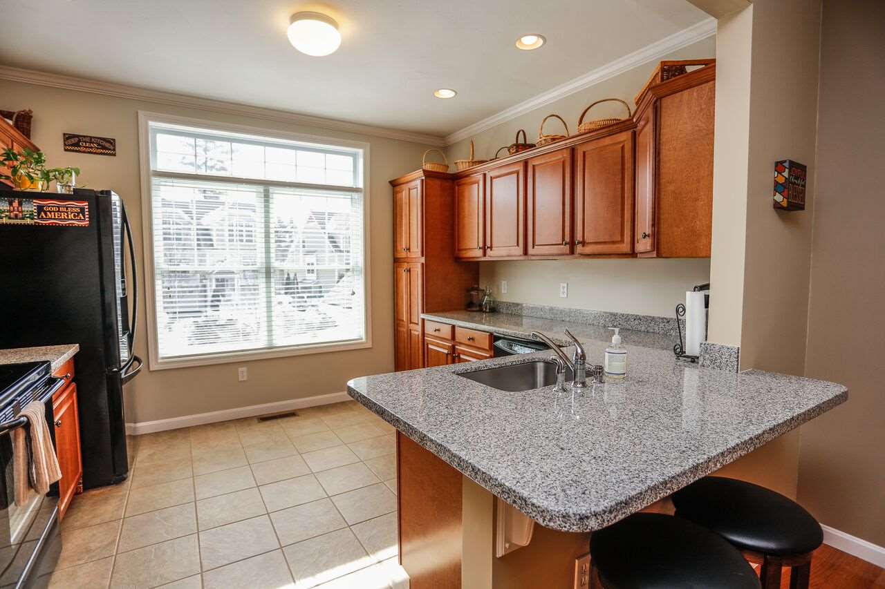 83 Hackett Hill Road Manchester, NH 03102 - Photo 4 of 33