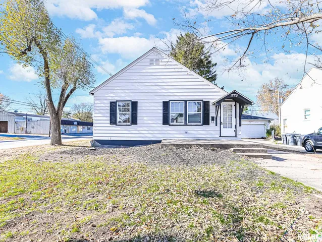 $104,900 | 1229 South 8th Street, Pekin, IL 61554