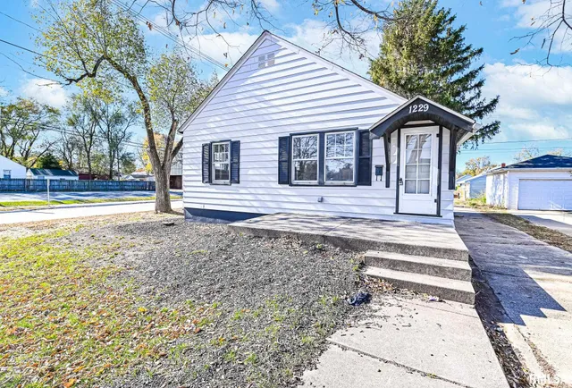 $104,900 | 1229 South 8th Street, Pekin, IL 61554