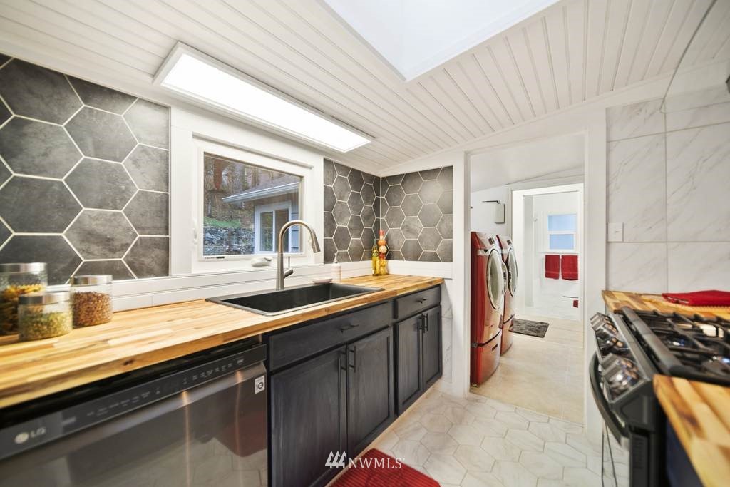 2737 Rocky Point Road Northwest Bremerton, WA 98312 - Photo 6 of 32 Gallery Image 6
