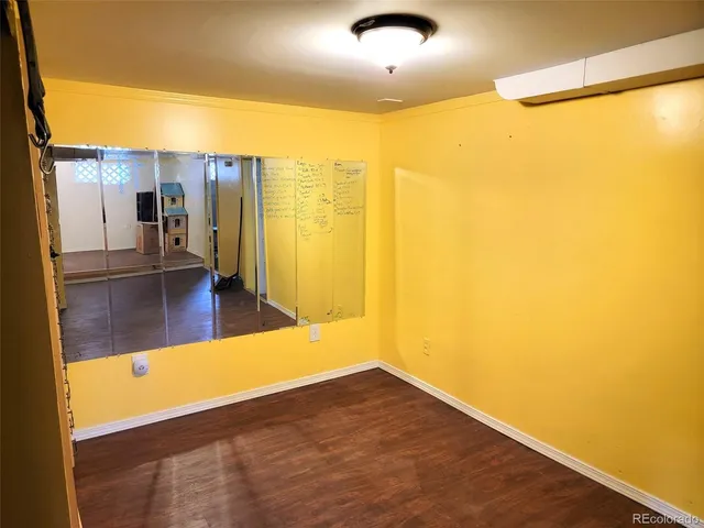 a view of livingroom with furniture