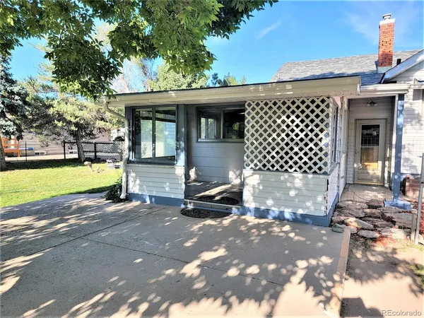 a view of a house with backyard