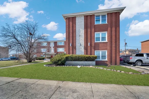 $129,900 | 8020 South Pulaski Road, Unit 3W, Chicago, IL 60652