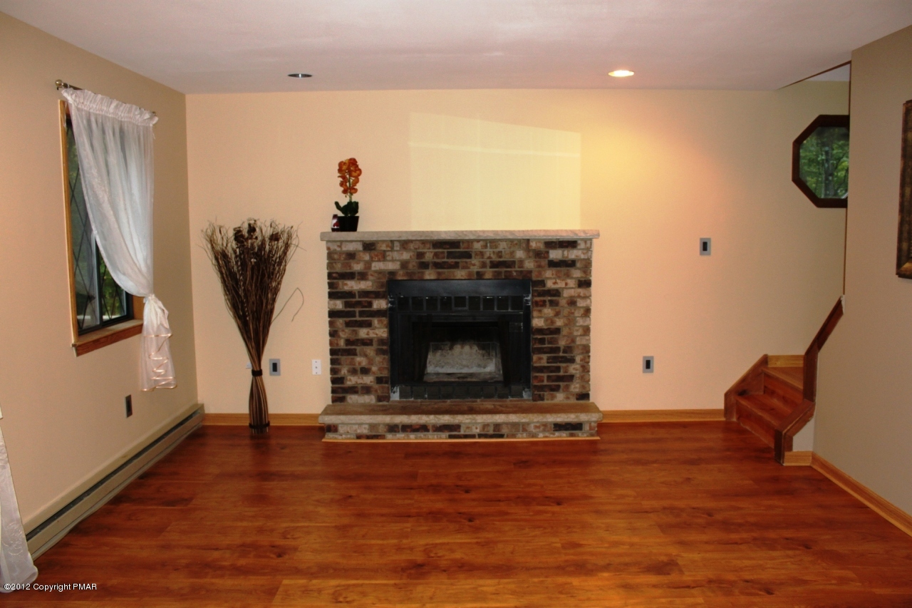 2189 Village Road Effort, PA 18330 - Photo 9 of 23 Living Room