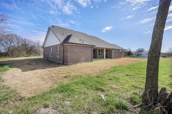 a view of a house with backyard and garden