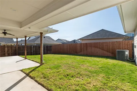 a view of an house with backyard and garden