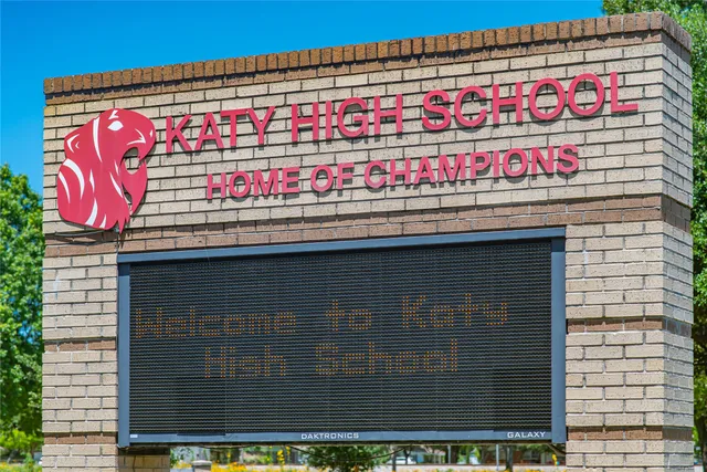 $625,000 | 6906 Pondhawk Drive, Katy, TX 77493