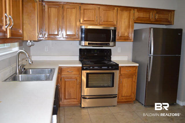 22 Magnolia Circle Foley, AL 36535 - Photo 13 of 18 Brand new stove.