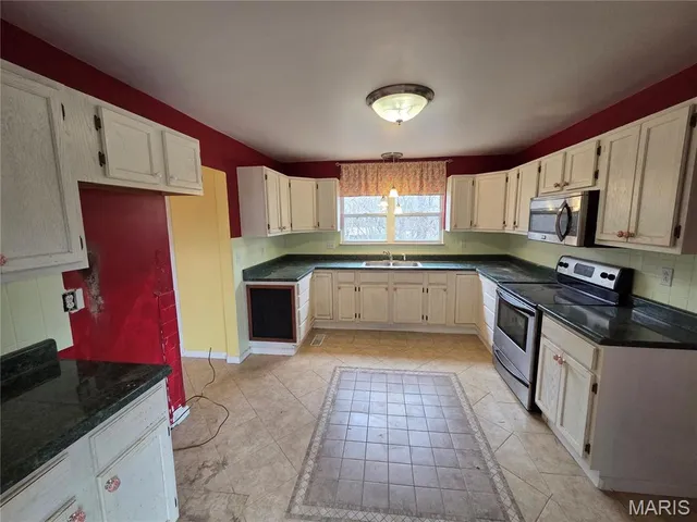 $164,900 | 1 Silverwoods Lane, Fenton, MO 63026